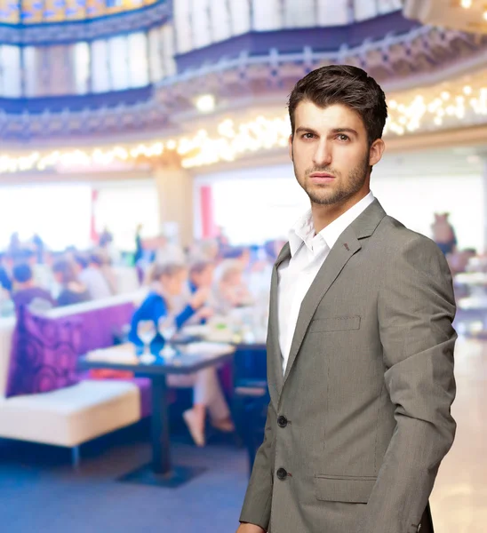 Retrato de homem sério — Fotografia de Stock