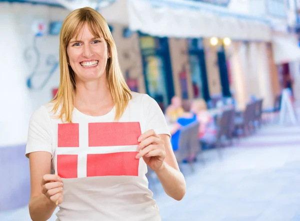 Mulher segurando uma bandeira denmark — Fotografia de Stock