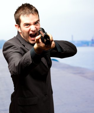 kızgın adam holding silahı