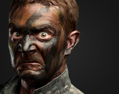 kızgın asker yüzünü kapat