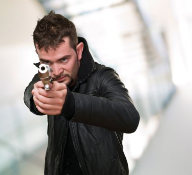 genç adam silahla işaret