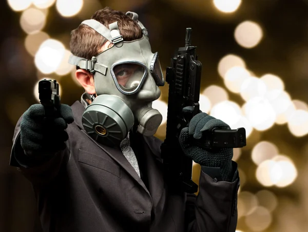 Geschäftsmann mit Waffe und Gasmaske — Stockfoto