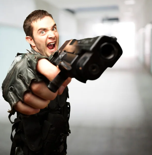 Soldado irritado segurando arma — Fotografia de Stock