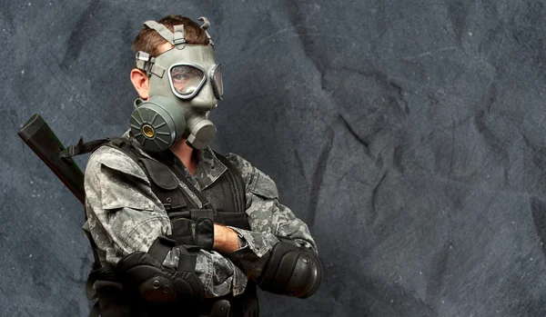 Portrett av en soldat med gassmaske – stockfoto