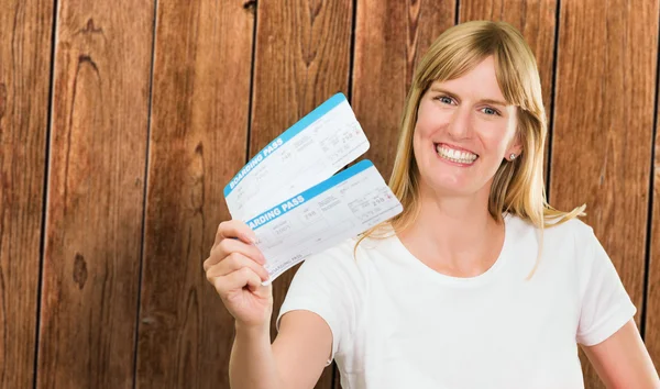 Portrait d'une femme heureuse tenant carte d'embarquement et gilet de sauvetage — Photo