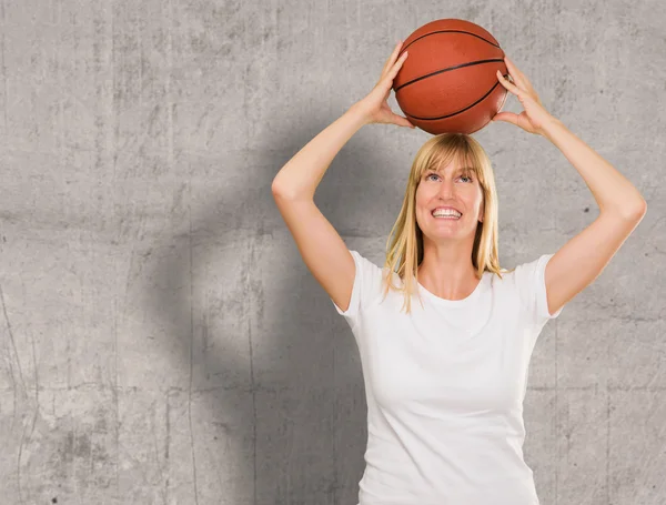 Mujer feliz sosteniendo la bola de la cesta — Foto de Stock