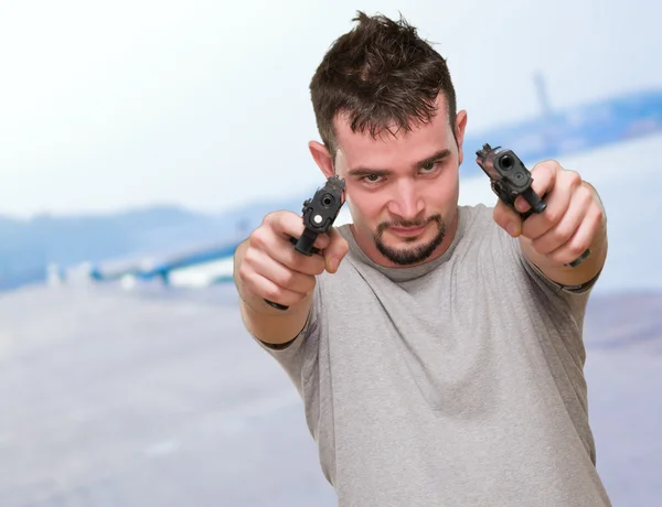 Portret człowieka posiadającego broń — Zdjęcie stockowe