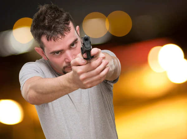 Hombre serio ponting con arma — Foto de Stock