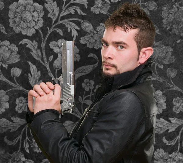 Serious man holding a gun — Stock Photo, Image