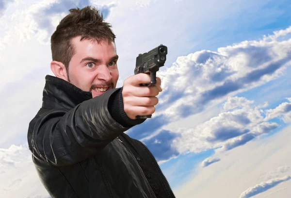 Wütender Mann zeigt mit Waffe — Stockfoto