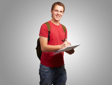 bir defter üzerinde gri ba yazma genç öğrenci adam portresi