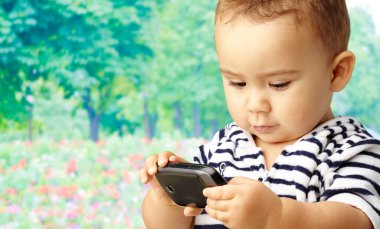 cep telefonu kullanarak bebek çocuk portresi