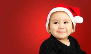 gülümseyen ve Noel şapka giyen erkek bebek