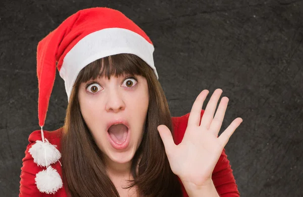 Überraschte Frau mit Weihnachtsmütze — Stockfoto