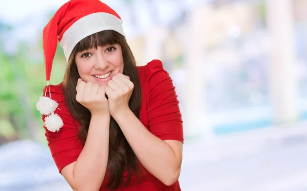 Portret van een mooie vrouw dragen een kerstmuts — Stockfoto