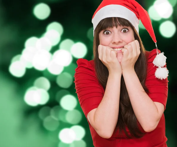 Mujer extremadamente emocionada usando un sombrero de navidad —  Fotos de Stock