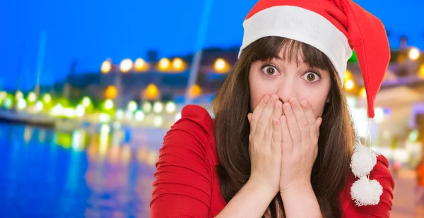 Verrast Kerstmis vrouw die betrekking hebben op haar mond — Stockfoto