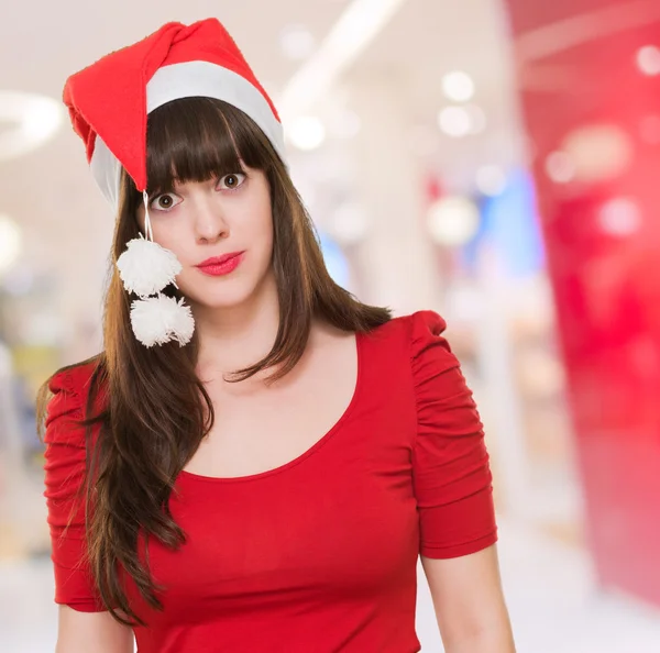 Mulher confusa usando um chapéu de Natal — Fotografia de Stock