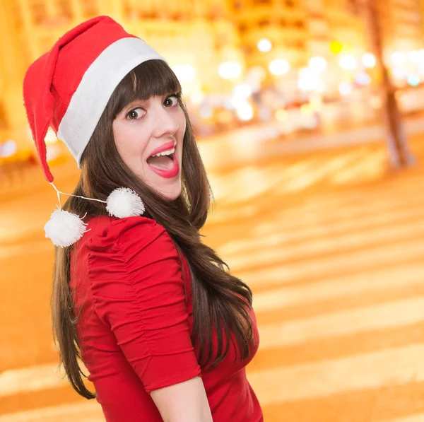 Femme heureuse portant un chapeau de Noël — Photo