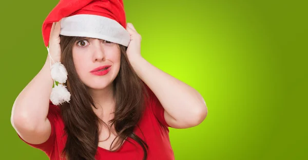 Mulher preocupada usando um chapéu de Natal — Fotografia de Stock