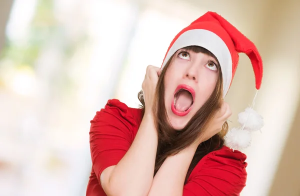 Femme stressée portant un chapeau de Noël — Photo