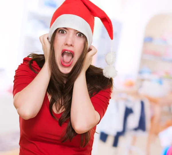 Mulher furiosa usando um chapéu de Natal — Fotografia de Stock