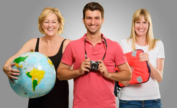 Porträt einer glücklichen Touristenfamilie — Stockfoto