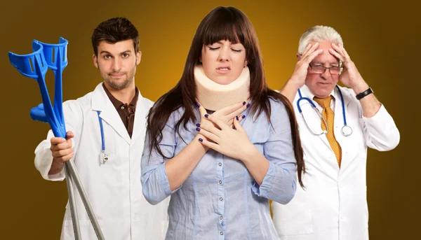 Woman With Neck Brace In Front Of Doctors — Stock Photo, Image