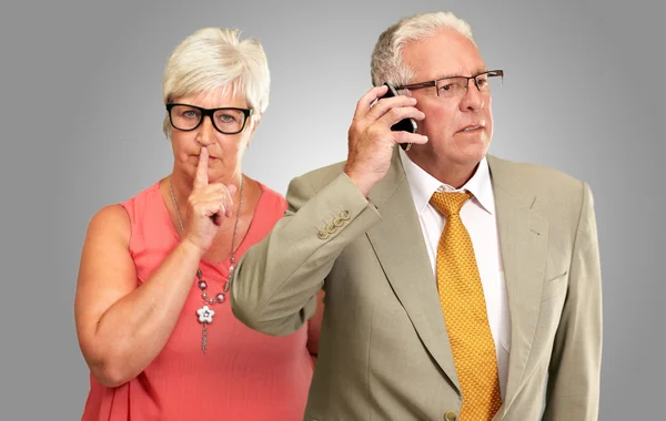 Man Taking On Cellphone In Front Of Woman Gesturing — Stock Photo, Image