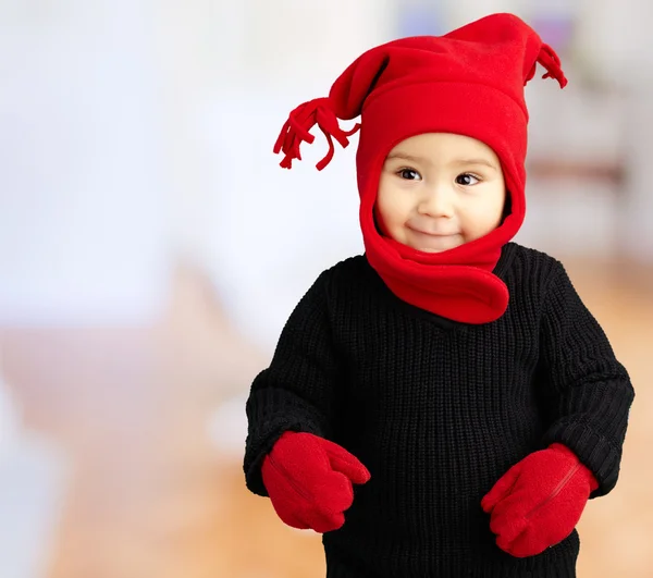 Retrato de bebé niño usando ropa abrigada —  Fotos de Stock