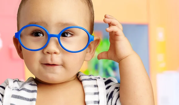 Portrait de bébé garçon portant des lunettes bleues — Photo