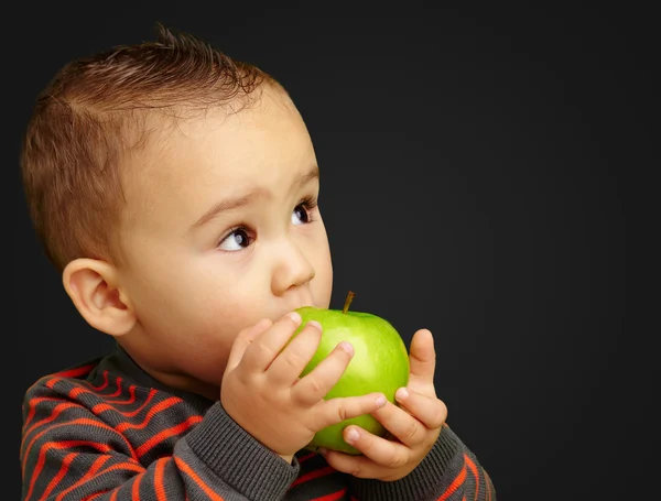 Porträtt av pojke som äter grönt äpple — Stockfoto