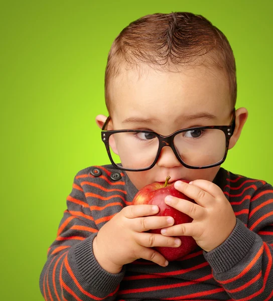 Porträtt av pojke som äter rött äpple — Stockfoto