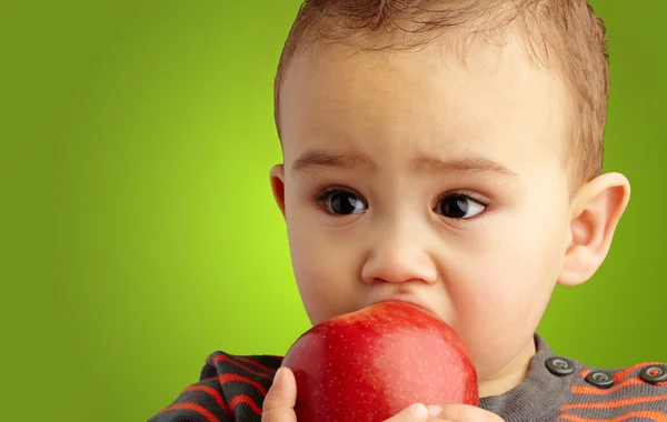Portrét chlapeček jíst červené jablko — Stock fotografie