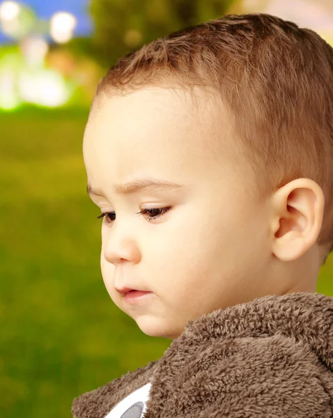 Porträt eines Jungen in warmer Kleidung — Stockfoto