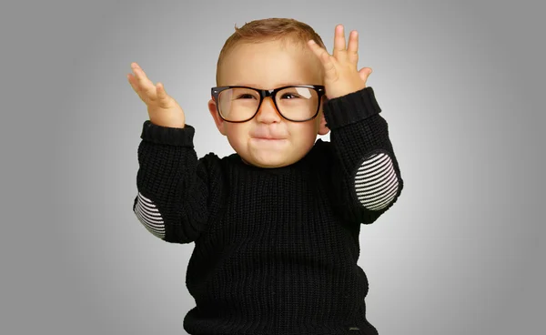 Menino feliz vestindo óculos de olho — Fotografia de Stock