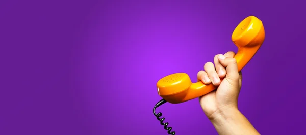 El ele tutuşup telefonu kapatın.