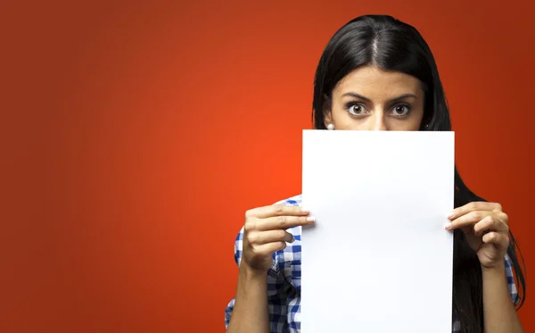 Mulher segurando papel — Fotografia de Stock