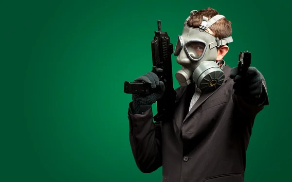 Бізнесмен тримає пістолет з газовою маскою — стокове фото