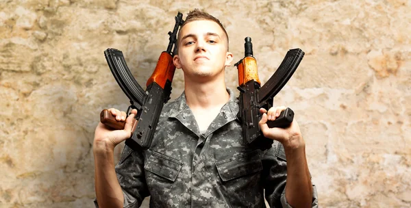 Retrato de soldado sosteniendo pistola — Foto de Stock