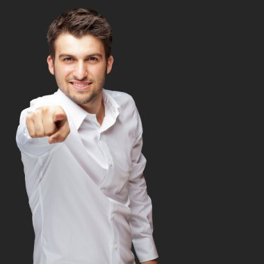 bir iş adamı işaret parmağı portresi