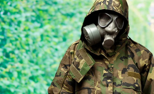 Rozzlobený voják na sobě plynovou masku — Stock fotografie