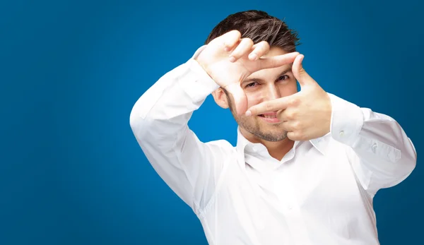 Porträt eines jungen Mannes, der Handrahmen herstellt — Stockfoto