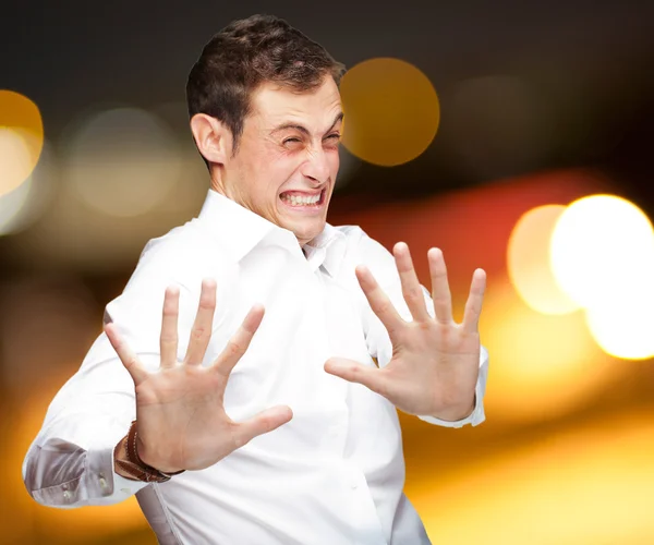 Ein junger Mann streckt vor Angst die Hände aus — Stockfoto