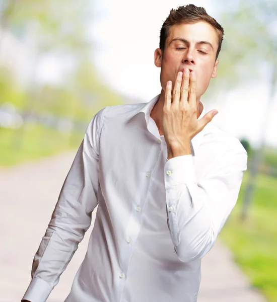 Portret van jonge man geeuwen geïsoleerd — Stockfoto