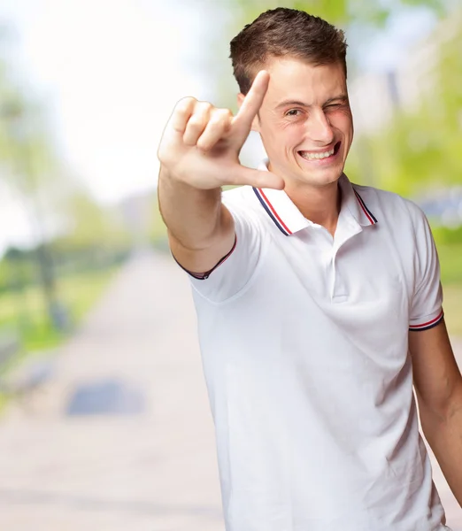 Porträt eines gutaussehenden jungen Mannes, der gestikuliert — Stockfoto