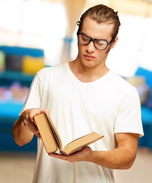 Man op zoek naar boek — Stockfoto