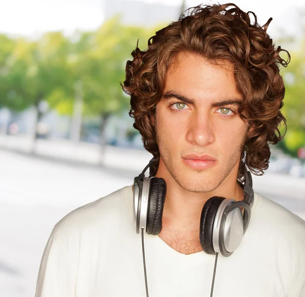 Retrato del joven con auriculares — Foto de Stock