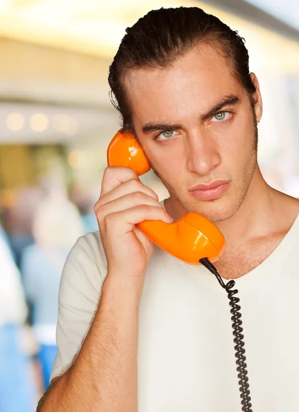 Porträt eines Mannes, der am Telefon spricht — Stockfoto