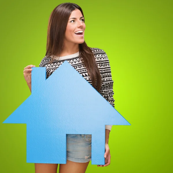 Молодая женщина держит модель дома — стоковое фото
